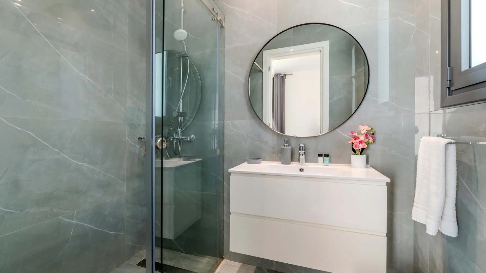 By The Beach - Aura Villa Protaras
