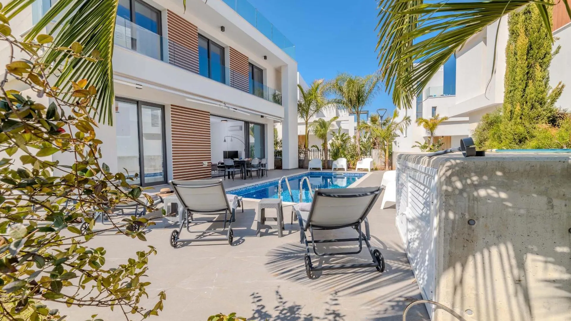By The Beach - Aura Villa Protaras